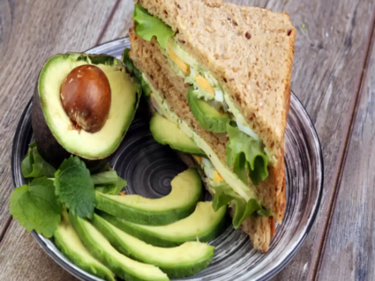 Бутерброды с шампиньонами свежими. Горячие бутерброды с курицей. Бутерброды с курицей в духовке. Горячий бутерброд с курицей и сыром. Брускетта с сайрой.