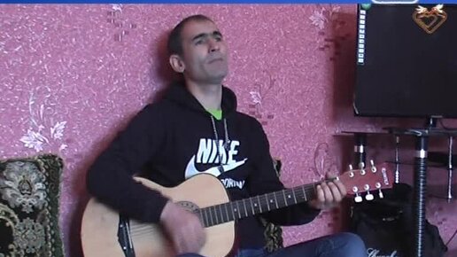 парень классно спел под гитару. спел классно песни. классно спел. спел классно песни. парень поёт под гитару.