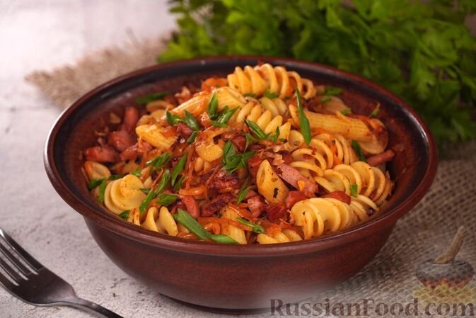 Итальянские макароны. Масло в воде. Натюрморт с макаронами. Картинка на тему масло и мерник. Бакалея.