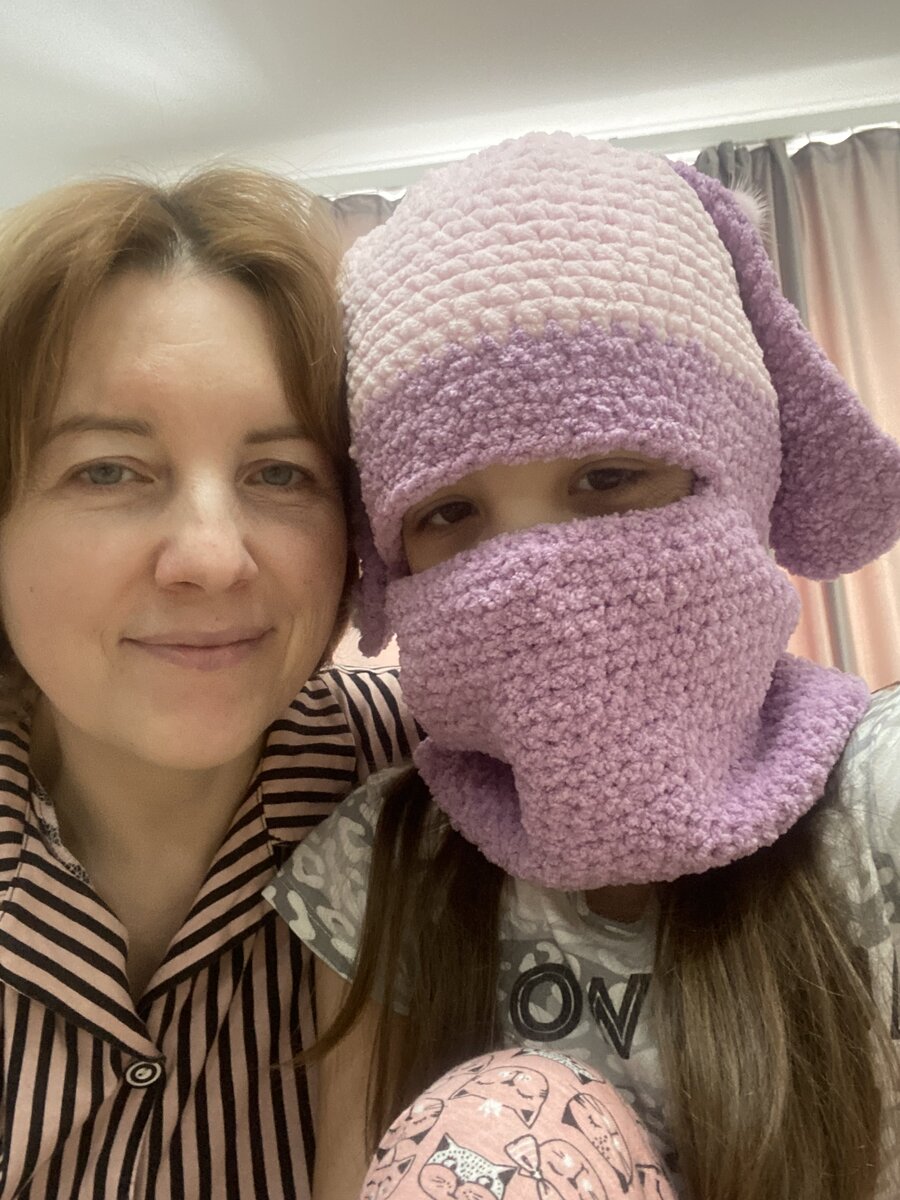 вяжем балаклаву для девочки. балаклава флаффи. вяжем балаклаву для девочки. балаклава цветная вязаная. шапка-шлем вязаная.
