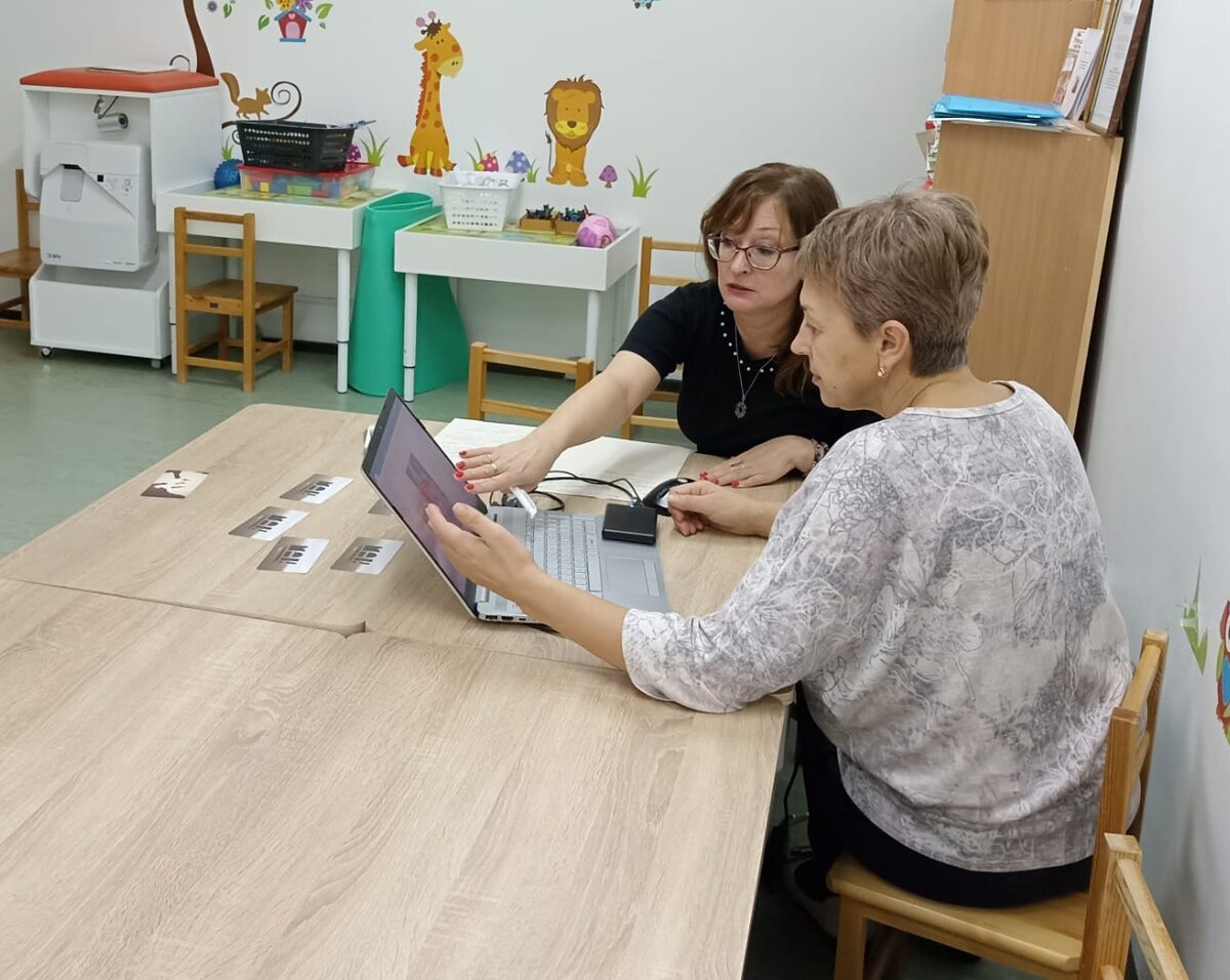 Подростки на работе. Родители и дети. Дети и деньги. Подросток с деньгами. Инженер строитель.