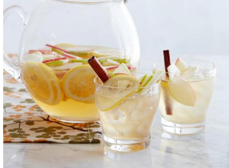 Эта легкая и освежающая сангрия наполнена свежими яблоками и приправлена согревающими нотами корицы. По желанию вы можете добавить немного бренди в эту белую сангрию и получите отличный осенний коктейль!