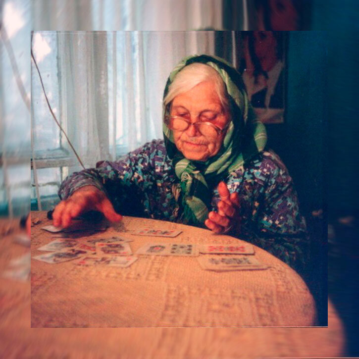 Старая гадалка подарила карты 13 карт песня. Бабушка гадает. Бабушка знахарка. Бабушки ясновидящие. Бабушка целительница.