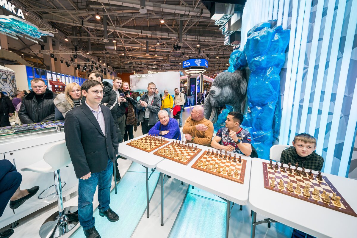    Международный гроссмейстер Дмитрий Яковенко провел сеанс одновременной игры для всех желающих