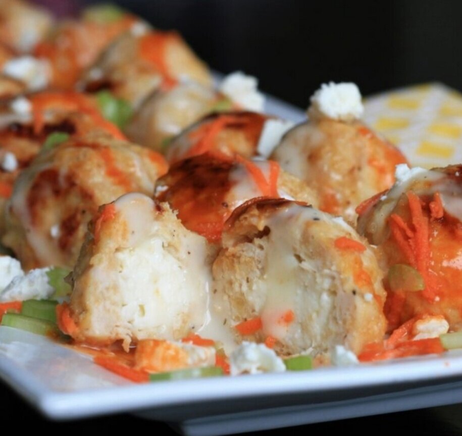 Курица в луке с яйцами. Сырный котлет куриный. Курица в луке с яйцами. Салат с яичными блинчиками и копченой. Салатик гнездо глухаря.