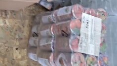 строитель с брусом. деньги превращаются в пыль. от чего зависит величина силы трения скольжения. материал собирающий силу. пепел и пыль.