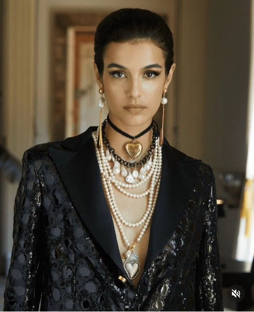 Девушка в украшениях. Брендовые украшения для женщин. Образы с украшениями. Модные аксессуары 2024 женские. Модные украшения.