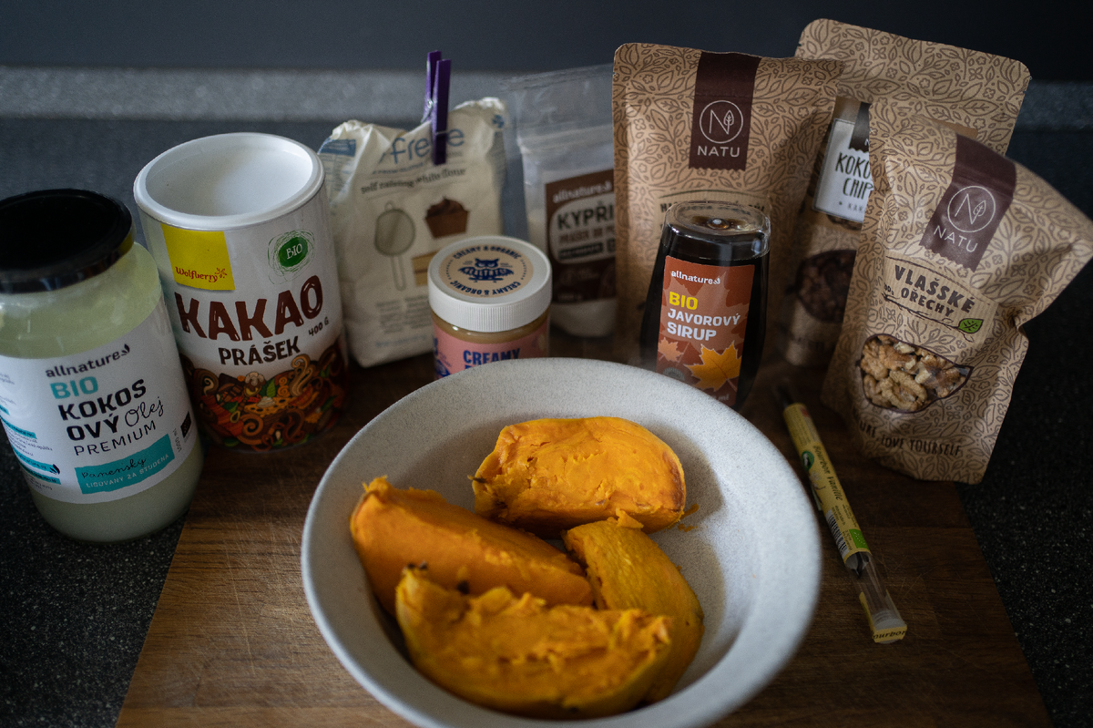 Вот сладкий картофель, который станет основой наших пирожных.