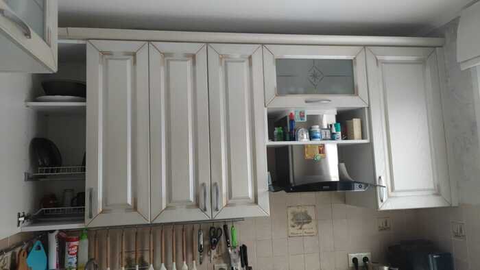 покрасить кухонный гарнитур. покрасить кухонный гарнитур своими руками дизайн. переделка старой кухни. покраска фасадов кухни из мдф своими руками. покраска старого кухонного гарнитура.