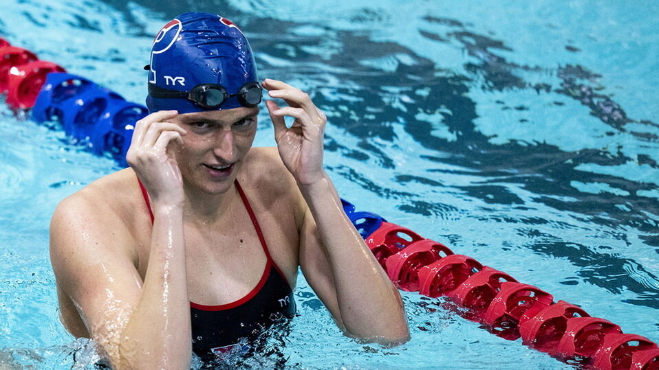 можно ли женщинам писать. девчонка на унитазе. одноразовый писсуар для женщин. можно ли женщинам писать. девушка сидит на толчке.