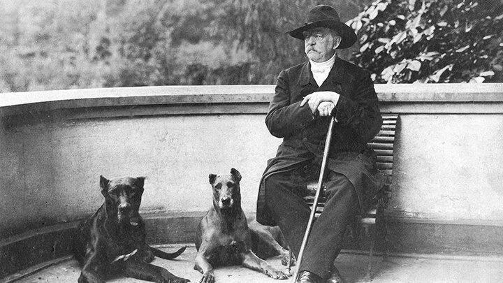   СКАЗАННЫЕ В XIX ВЕКЕ ПЕРВЫМ КАНЦЛЕРОМ ГЕРМАНИИ ОТТО ФОН БИСМАРКОМ: "РУССКИЕ ВСЕГДА ПРИХОДЯТ ЗА СВОИМ… И КОГДА ОНИ ПРИДУТ – НЕ НАДЕЙТЕСЬ НА ПОДПИСАННЫЕ ВАМИ ИЕЗУИТСКИЕ СОГЛАШЕНИЯ, ЯКОБЫ ВАС ОПРАВДЫВАЮЩИЕ". Эти слова стоит напомнить западу.