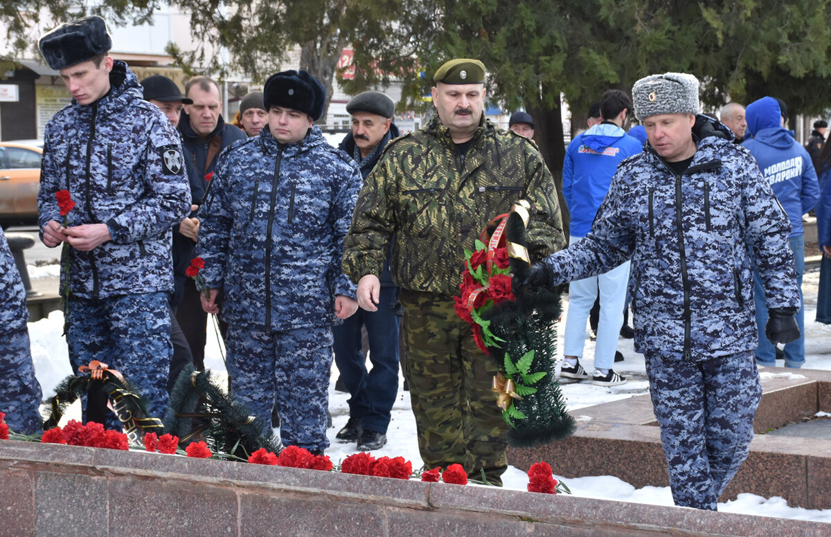 Участники траурного митинга возложили цветы к памятнику воинам-освободителям Черкесска. Фото Светланы ОСЕЦКОЙ.
