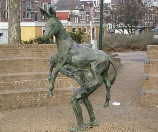 Ну если и ставить памятник по этому случаю, то именно такой