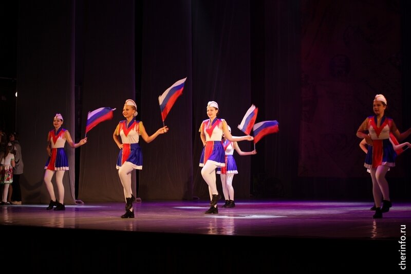    Концерт "Мы с вами" пройдет в "Комсомольце" 28 января в 14 часов. Выступят коллективы "Зажигай", "Поколение" и ВИА "Февраль".