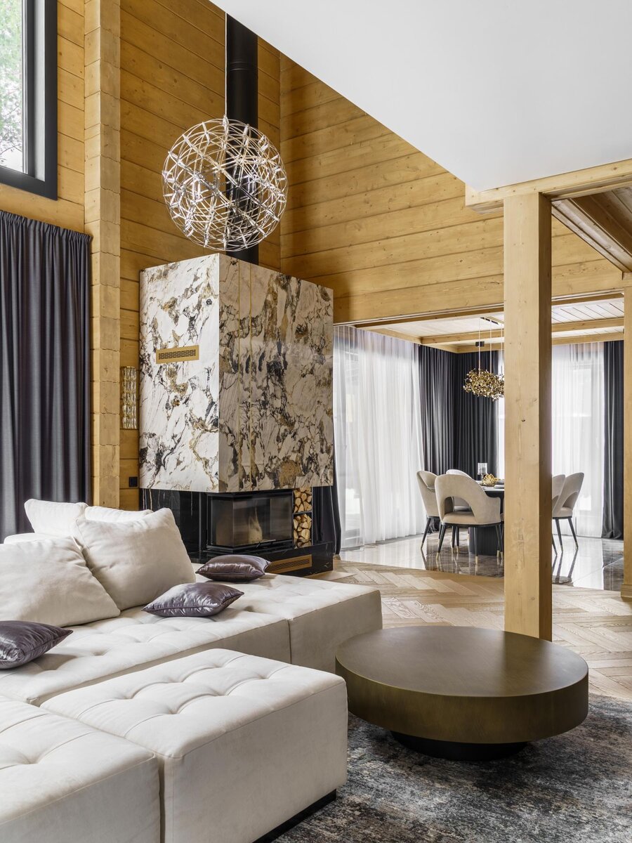 Реализованный интерьер по проекту дизайнеров Александра Сенчугова и Андрея Нечаева. Диван и стулья Sofas & Decor