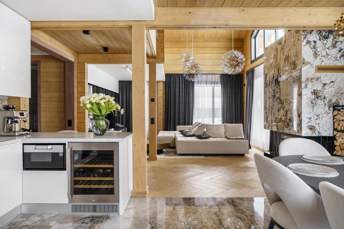 Реализованный интерьер по проекту дизайнеров Александра Сенчугова и Андрея Нечаева. Диван и стулья Sofas & Decor