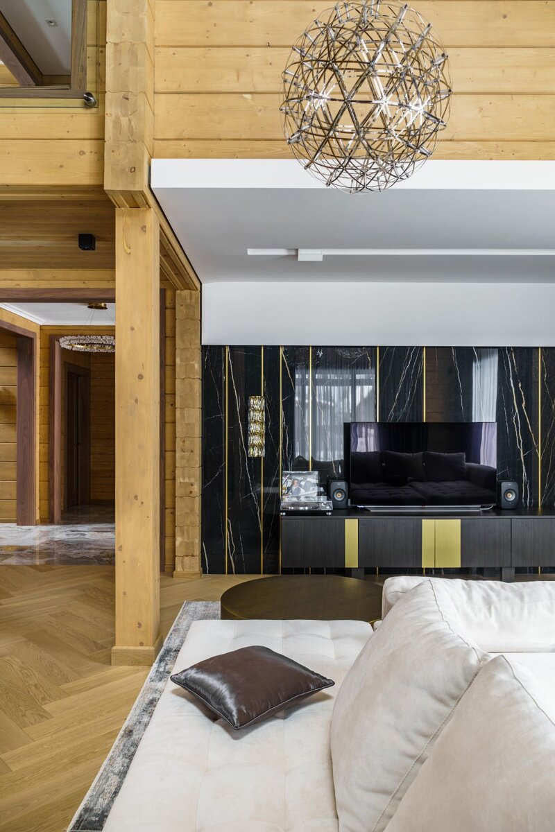 Реализованный интерьер по проекту дизайнеров Александра Сенчугова и Андрея Нечаева. Диван  Sofas & Decor