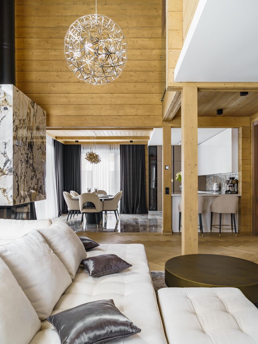 Реализованный интерьер по проекту дизайнеров Александра Сенчугова и Андрея Нечаева. Диван, обеденные и барные стулья Sofas & Decor