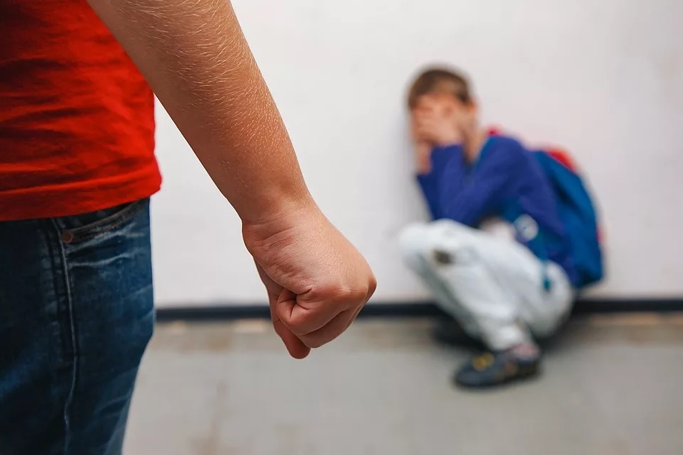 Парень схватил девушку за руку. Насилие над несовершеннолетними. Мужской кулак. Рука отчима. Насилие в семье над женщиной.