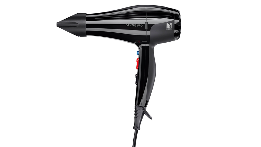 Девушка с феном. Сушить волосы феном вредно. Сушка волос феном. Нужен ли фен для волос. Нужен ли фен для волос.