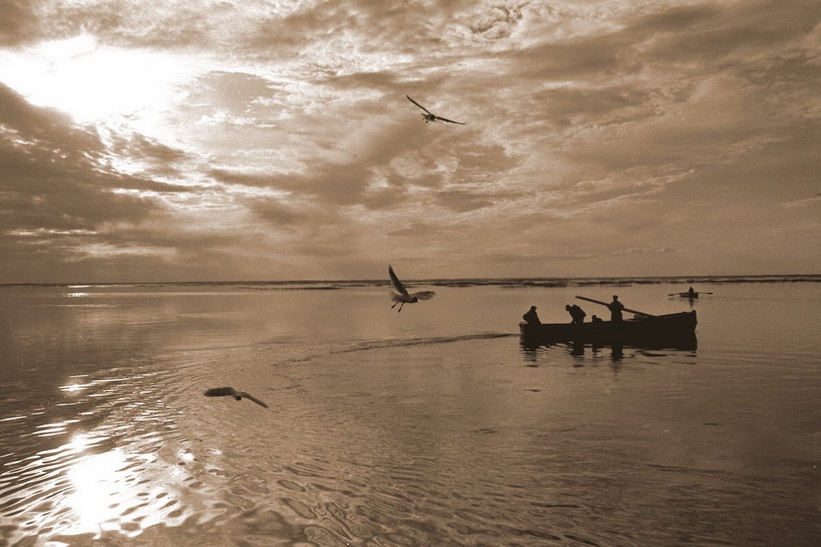 огонь на ладони. дышит огнем. огненный человек. человек факел марвел игрушка. слепят огненной.