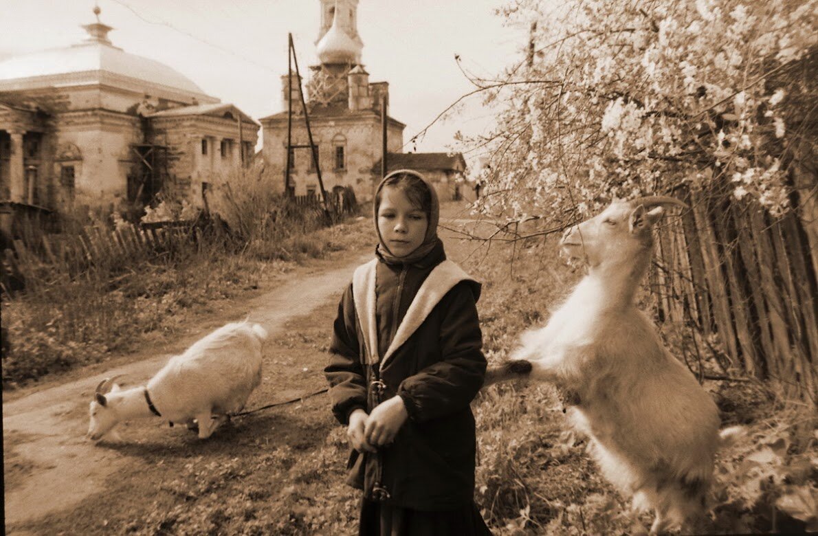 Ложка хлебать щи. Национальные блюда россии щи. Ложка хлебать щи. Репня суп. Деревянная посуда с похлебкой.