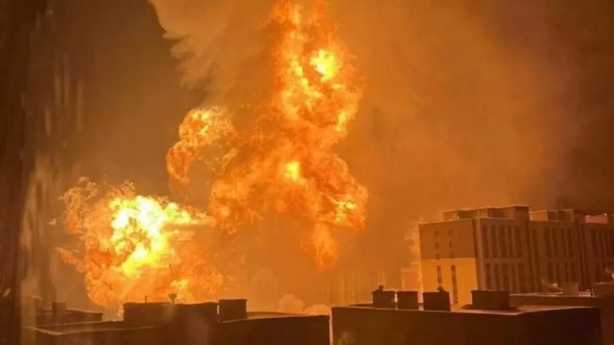     В ходе ДТП газовоз взорвался в жилом районе, 6 человек погибло, причинен большой ущерб
