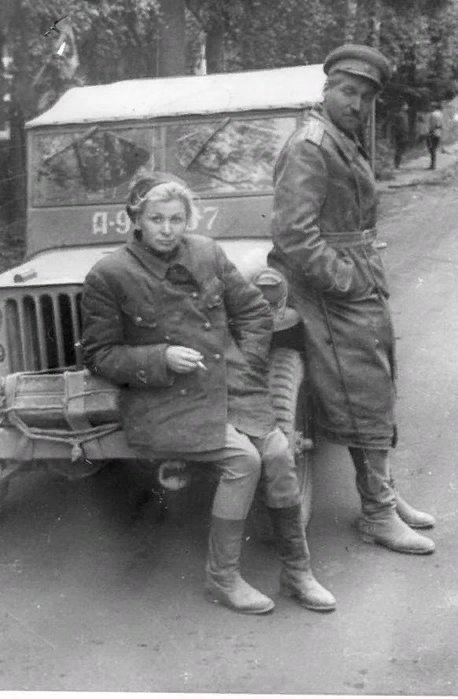  Валентина Серова появилась на свет в 1917 году в семье инженера-гидролога Василия Половикова. Матери Валентины Клавдии на момент рождения дочери был 21 год. Рождение ребенка не стало для нее радостью.-7