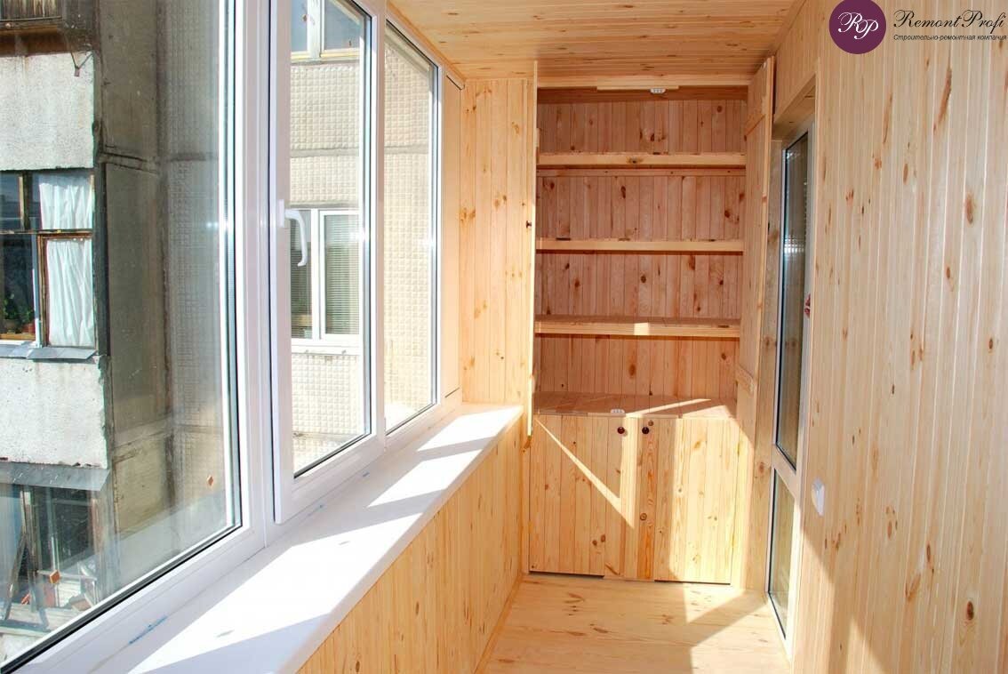 Какую вагонку на балкон. Какую вагонку на балкон. Балкон обшитый вагонкой. Отделка балкона евровагонкой. Отделка лоджии вагонкой.