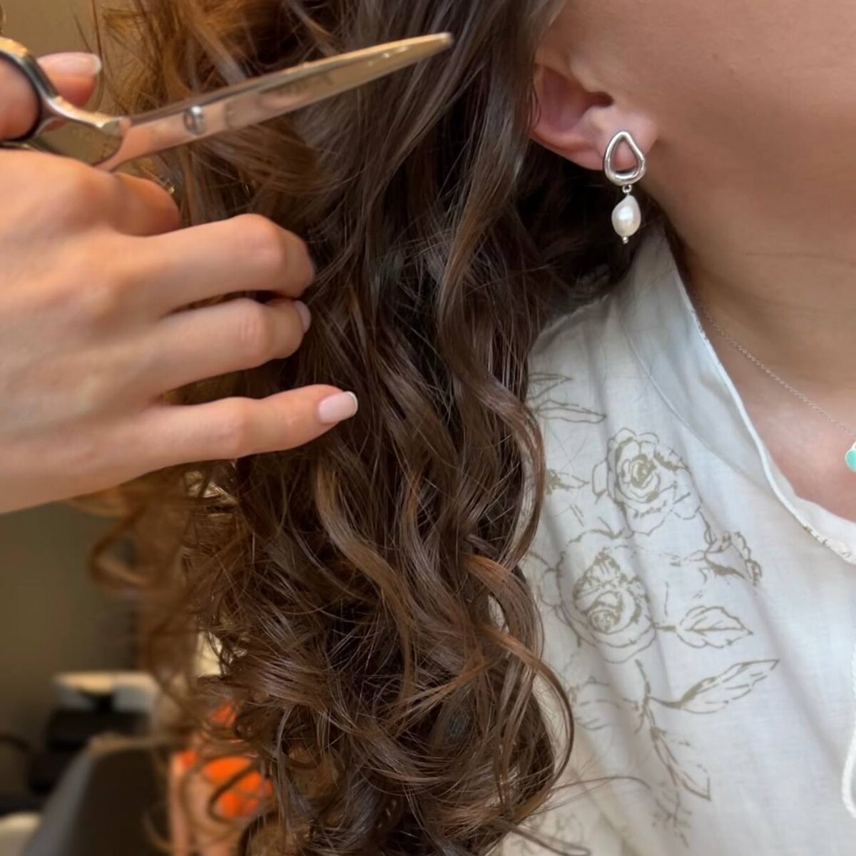 Женщина с расческой. Лёгкая причёска на длинные волосы. Лёгкие причёски на длинные волосы. Расчесывание волос. Прически на длинные волосы на каждый день.