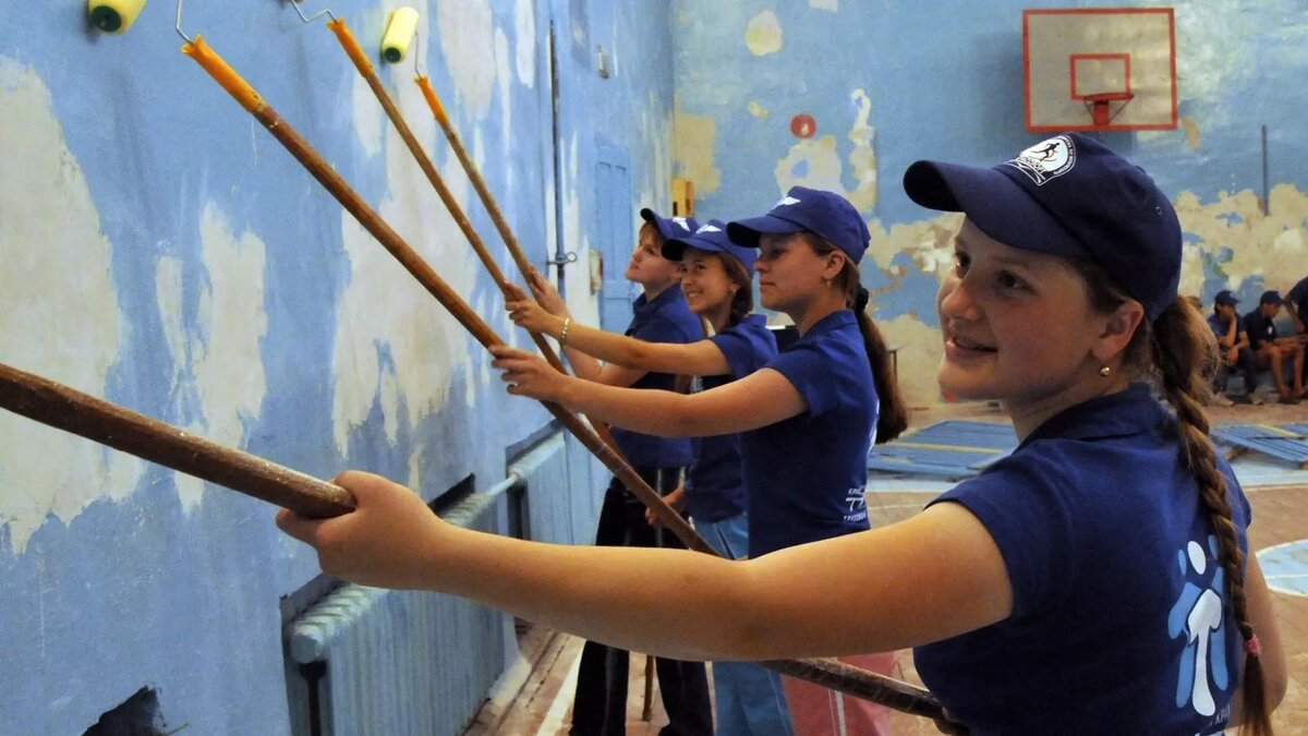     Спрос на несовершеннолетних при найме на работу в России все выше. Отток мигрантов и отъезд релокантов поставил вопрос остро и заставил работодателей привлекать молодежь. Насколько это выгодно и какие преференции имеют юные работники?