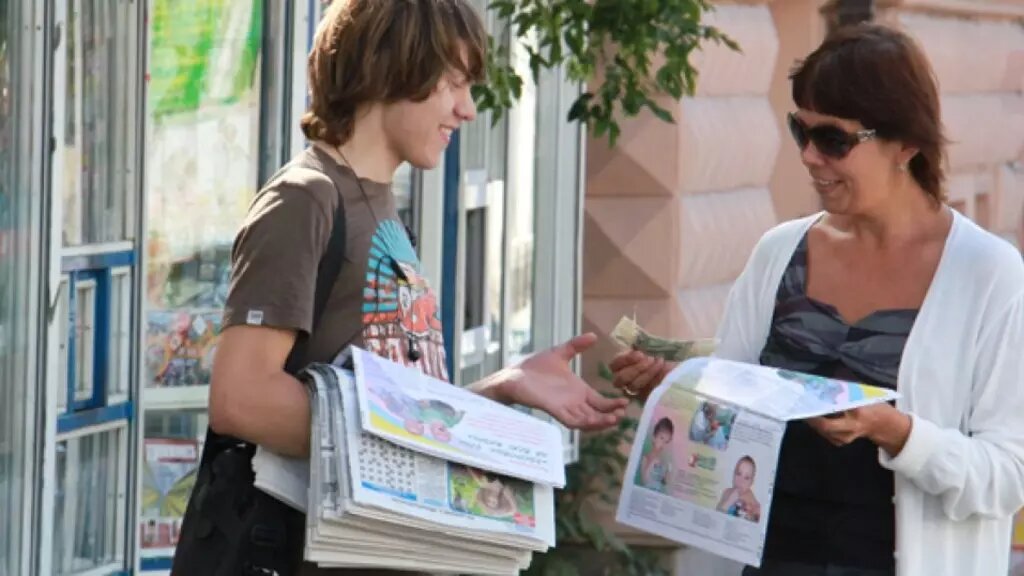 Продавец газет и разносчик объявлений — популярные профессии у подростков. Фото: fotoxcom.ru