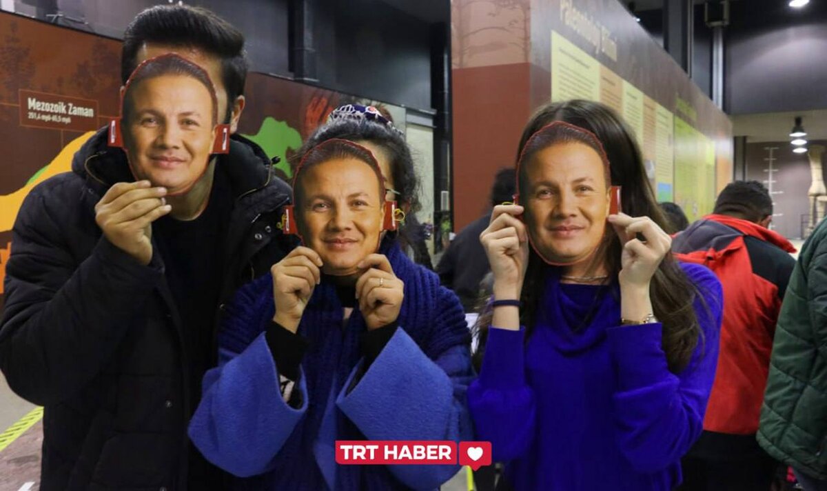 И сразу же у главного действующего лица куча поклонников) Все фото из сети, турецкий новостной канал  TRT