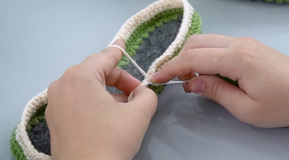 схема вязания подошвы для тапочек крючком. вязание тапочек крючком видео подошву. вязаные тапки из трикотажной пряжи. вязаные тапки крючком. тапки вязаные крючком с войлочной подошвой.