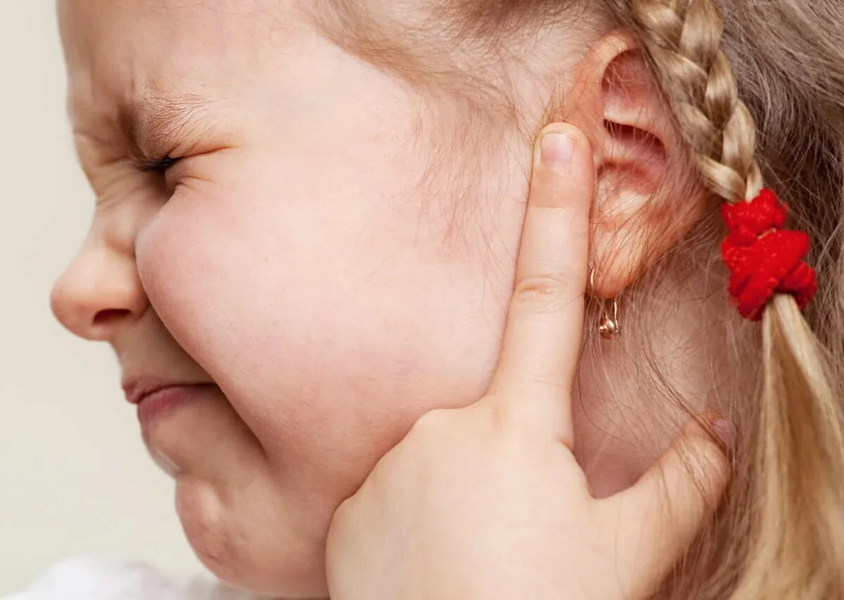 У ребенка закладывает уши но не болят