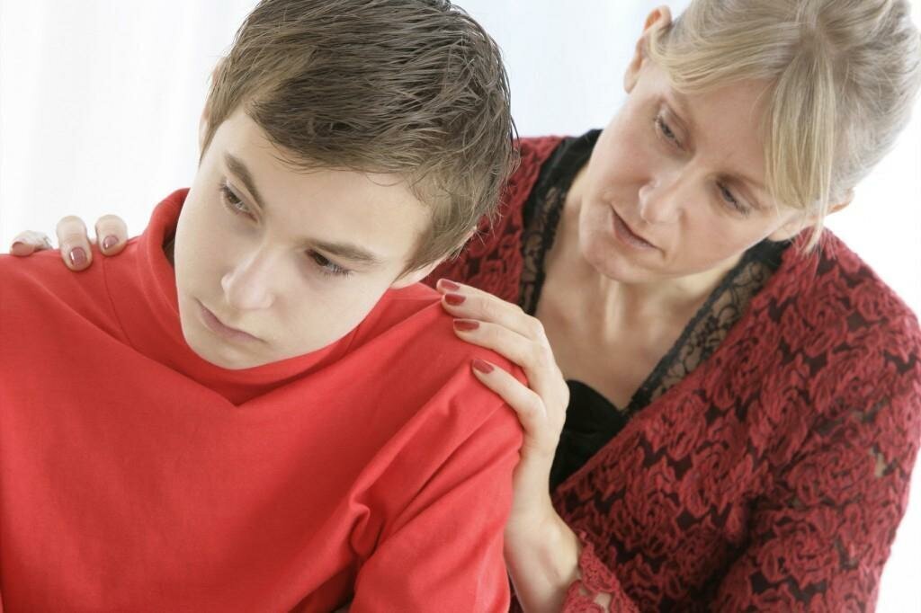 Трудные подростки школа. Родители провожают детей. Ребенка обижают в школе. Подросток отказывается ходить в школу. Интерес к учебе.