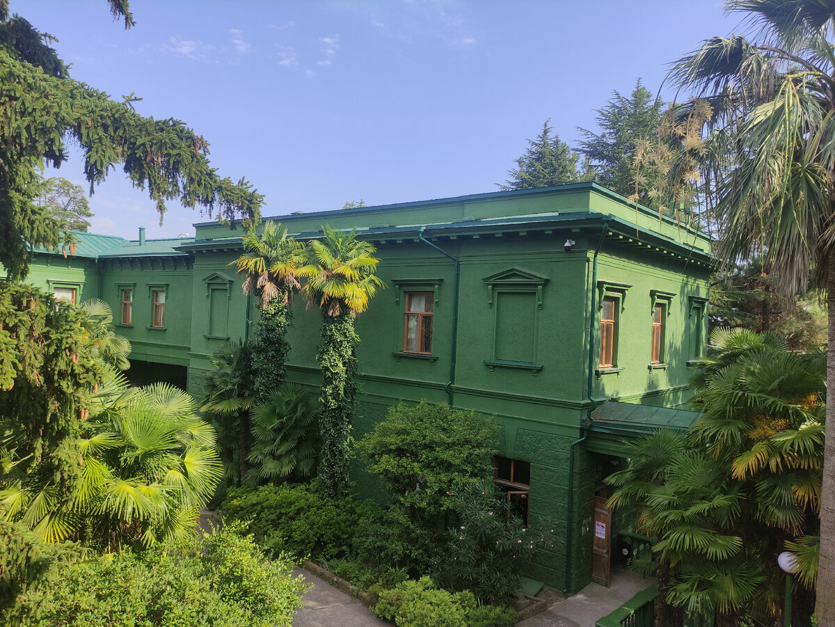 Дача сталина в абхазии на озере рица. Дача вождя. Дача сталина зеленая роща сочи. Дача сталина в сочи. Дача сталина абхазия рица.