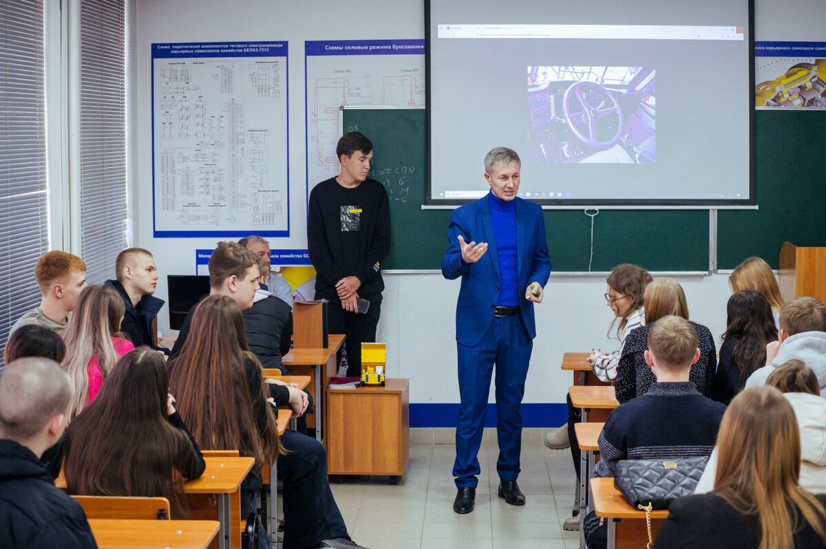 Студенты в вузе. Профориентация старшеклассников. Университет выбор профессии. Школьники и абитуриенты. Вуз мечты.