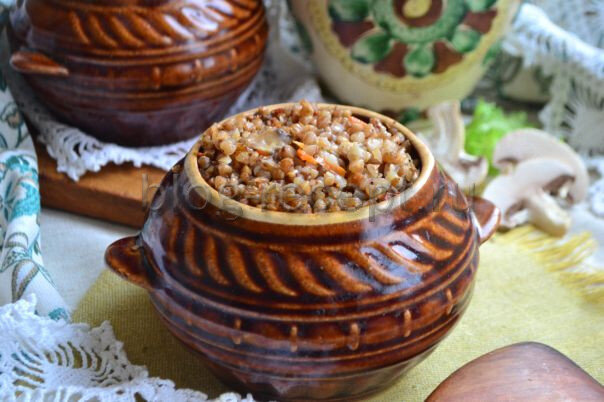 блюдо с грибами в горшочках. жаркое с грибным соусом в горшочках. картошечка с грибами в горшочках. жаркое с грибами в горшочках. тушеная свинина в горшочке.