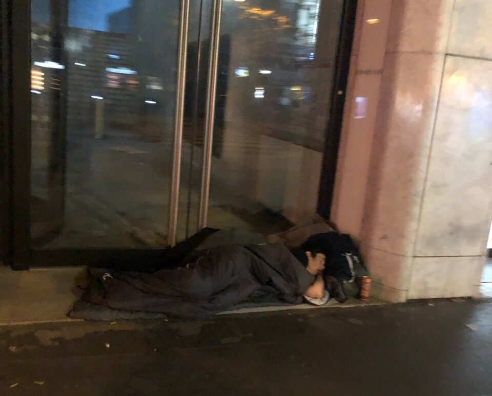 наверное нужно выделять. текст вступительного слова. как выделяется вводное слово. наверное надо любить тоньше. видимо запятая.