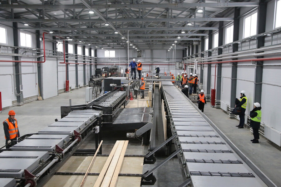 инженер на производстве. рабочие на предприятии. женщина в каске на заводе. рабочий на заводе. газпром нефть каталитические системы.