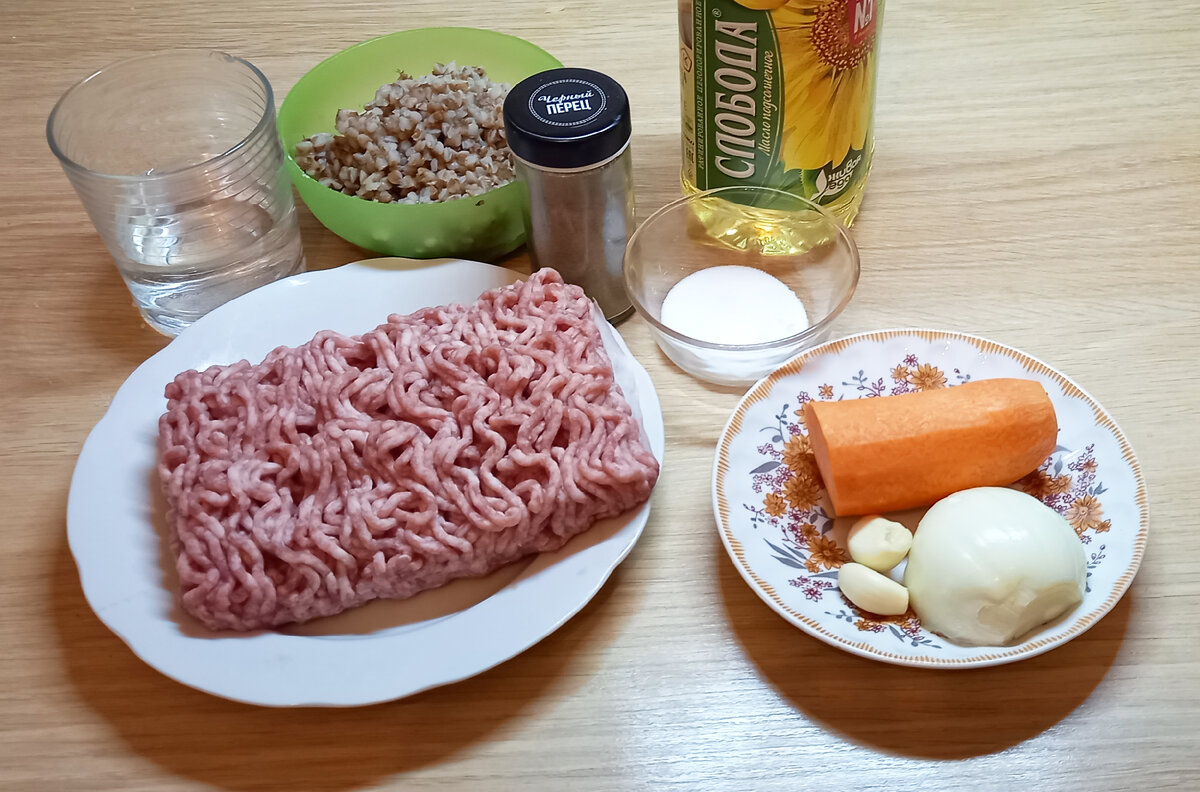 Фарш. Соус для фарша. Фарш из мяса с луком. Нужно ли добавлять чеснок в фарш. Нужно ли добавлять чеснок в фарш.