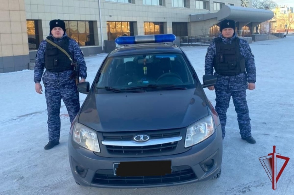    Трое парней в Чите катались на угнанном авто и расплачивались чужой картой