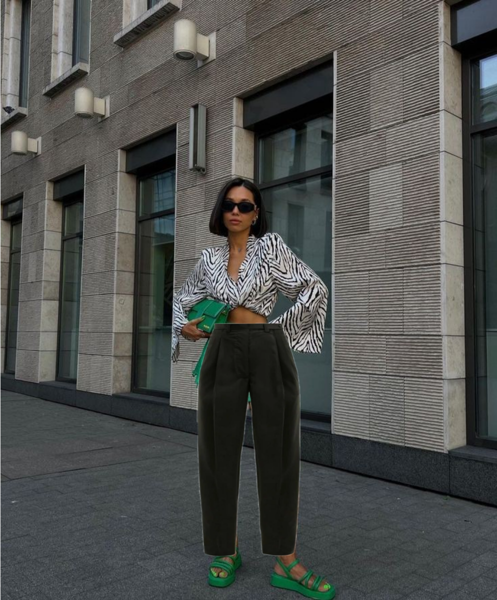 Девушка в куче одежды. Приколы про женский гардероб. Куча вещей. Дорогой мне нечего надеть. Я не видел ее шмоток.