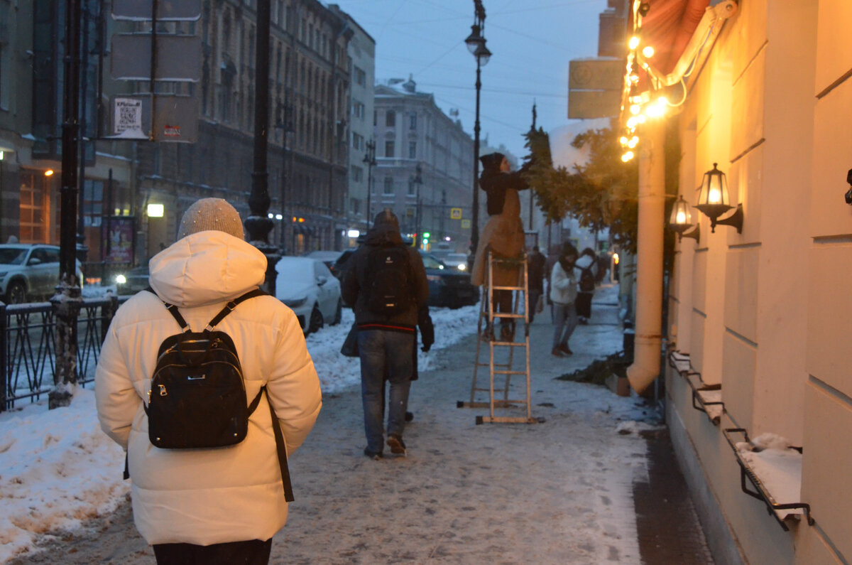 Улицы Петербурга часто не приспособлены к механической зимней уборке.  Фото: Татьяна Буторина