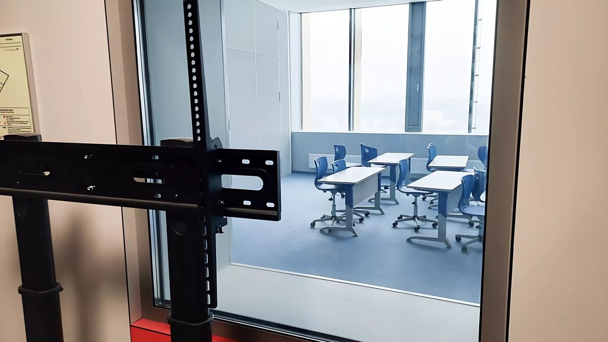     Новое общеобразовательное учреждение появится в микрорайоне Ямальский-1. Таким образом власти хотят уменьшить нагрузку на школу №65.