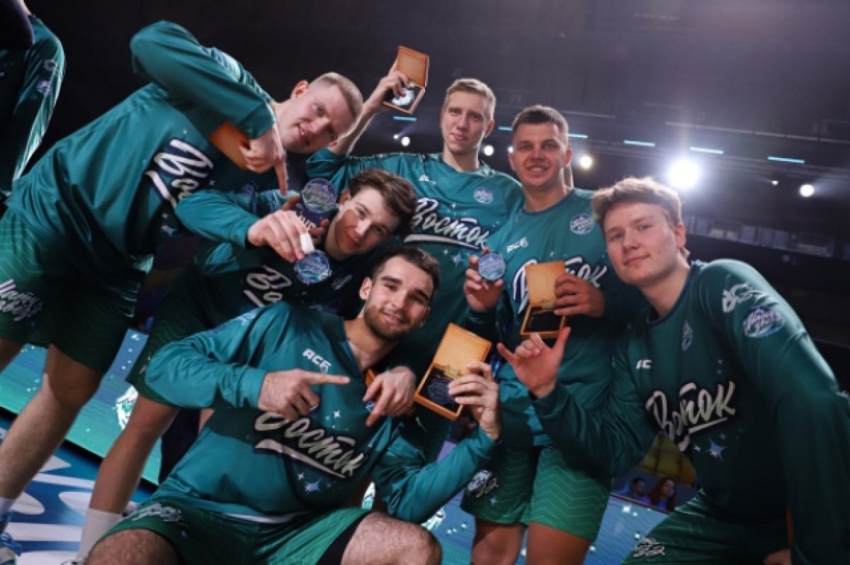    Мужская сборная «Восток» одержала сокрушительную победу.