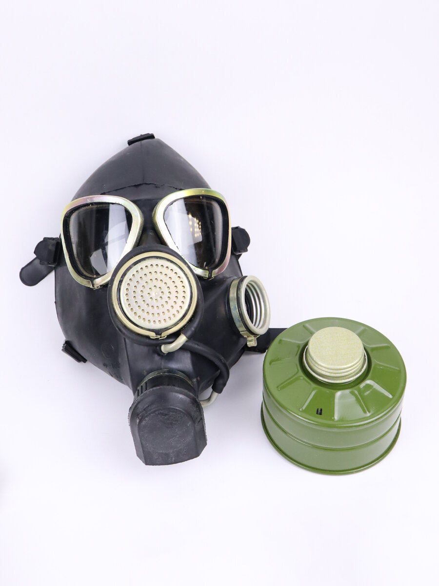 Вещества выделяющие воспламеняющиеся газы. Легковоспламеняющиеся твердые вещества класс. Реакции при выделении газа. Автомобиль с выхлопными газами. Классификация опасных грузов и знаки опасности.