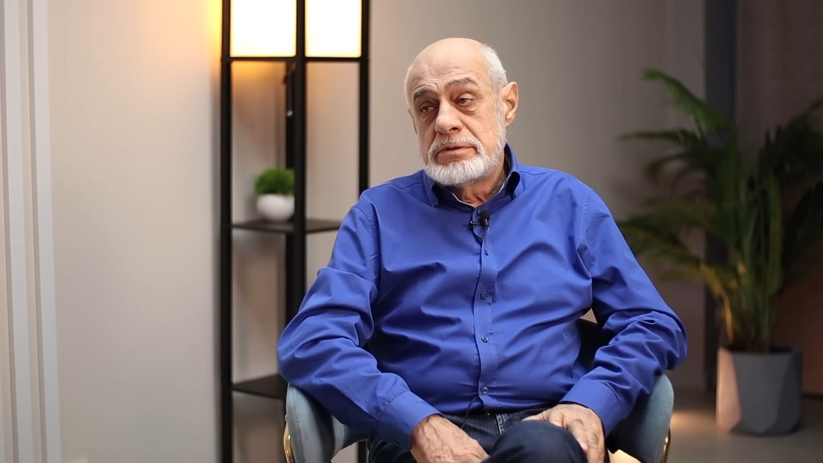 Человек с микрофоном. Красивое интервью. Журналист с микрофоном. Журналисты берут интервью. Красивое интервью.