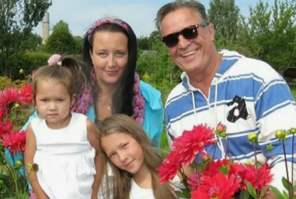Ивар Калныньш с третьей женой Лаурой Магазниеце и дочками